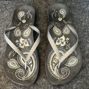 STUDIO 35 Stylish Black Flip-Flops for Women Size 7/8